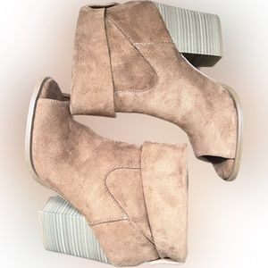 Brand New So Authentic American Heritage Suede Boots size 8